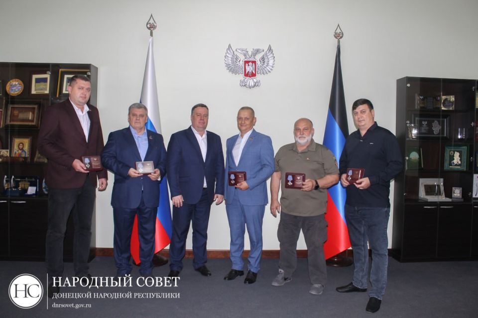 Депутаты Народного Совета ДНР награждены знаками отличия «За заслуги перед Донецкой Народной Республикой»