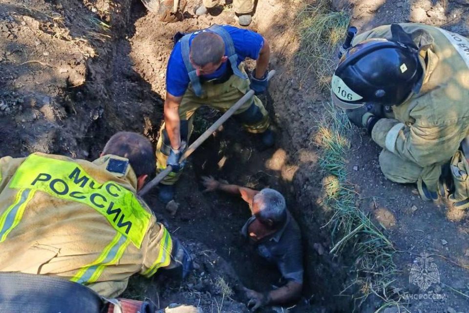 В Докучаевске сотрудники МЧС России спасли 76-летнего мужчину из-под завалов