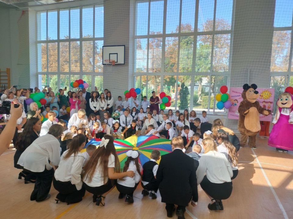 День знаний в Волновахе. Разделить этот особенный день с учениками Волновахской школы № 5 пришли почетные гости, среди которых была и председатель совета женщин Волновахского МО, координатор Женского движения "Единой...