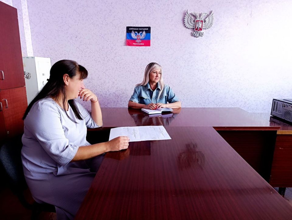 Управляющий делами главы администрации Амвросиевского муниципального округа Елена Фисенко провела встречу с трудовым коллективом Амвросиевской детско-юношеской спортивной школы