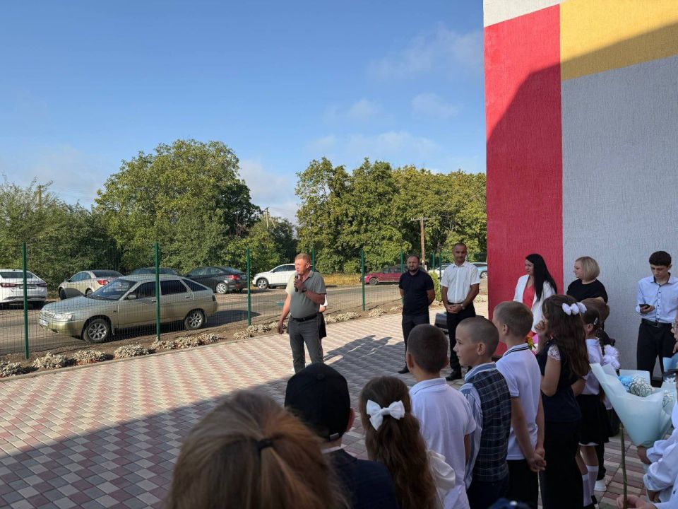 Сергей Юзвинкевич: Сегодня вместе с заместителем Главы председателя Администрации Володарского муниципального округа В.В. Полтарак и начальником отдела образования Т.Б. Аджавенко посетили праздник Первого звонка в ГБОУ...