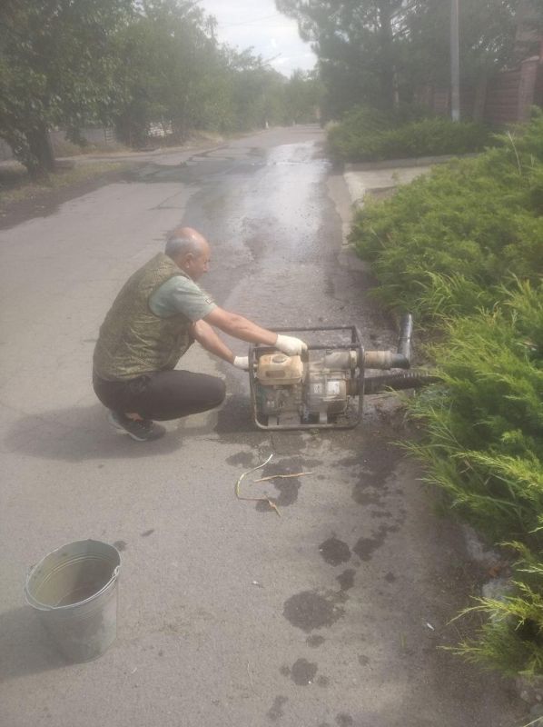 Александр Качанов: Аварийная бригада Якутии обновила пожарные гидранты в школе № 1 в Докучаевске