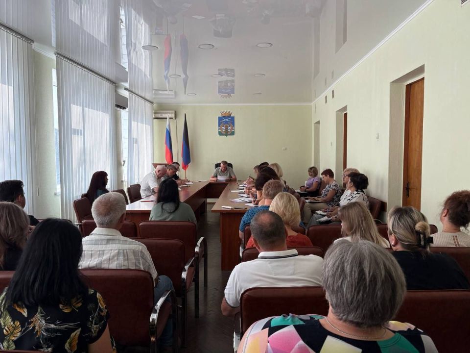 Сергей Юзвинкевич: Сегодня провёл расширенное аппаратное совещание с начальниками отделов и структурных подразделений Администрации Володарского МО,руководителями предприятий, территориальных подразделений министерств и...