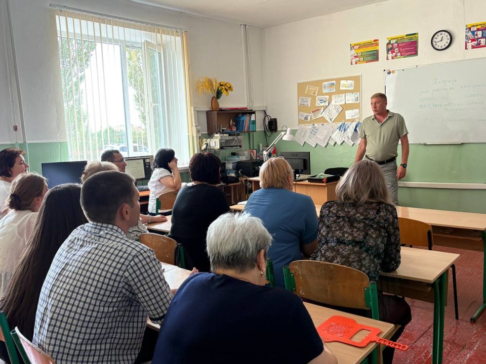 Сергей Юзвинкевич: Провел встречу с трудовым коллективом ГБОУ "Касьяновская школа Володарского мо"