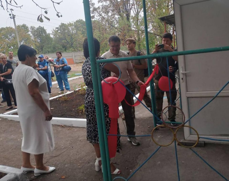 Первый замминистра строительства Свердловской области поздравил школьников Курахово с 1 сентября