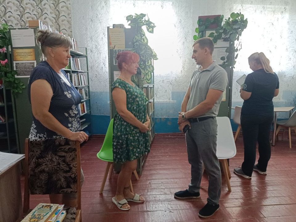 2 сентября начальник Марьяновского территориального отдела Администрации Старобешевского муниципального округа Пефтиев Николай провел встречу с трудовым коллективом в Марьяновской сельской библиотеке