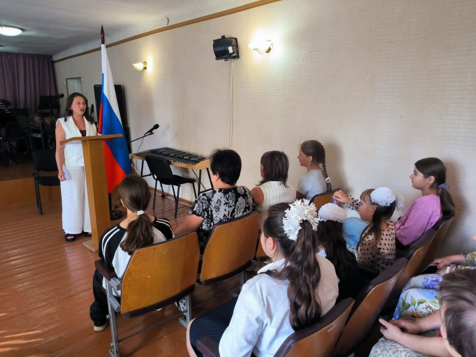 Праздник в школе искусств. 1 сентября в детской Юнокоммунаровской школе искусств состоялась торжественная линейка, посвященная Дню знаний и началу нового учебного года