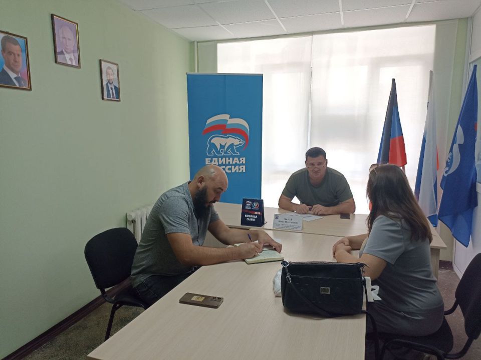Секретарь Амвросиевского местного отделения Всероссийской политической партии "Единая Россия" Игорь Лызов провёл приём в общественной приёмной