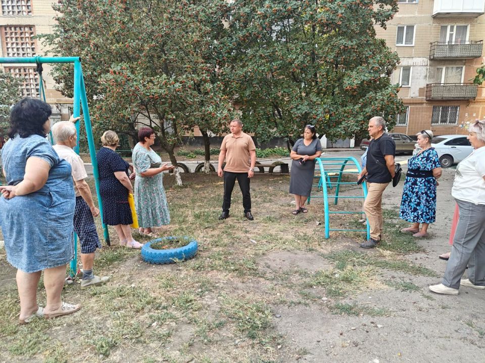 Сергей Ермаков: 2 сентября совместно с депутатом городского совета Сергеем Моргуновым провел встречу с жителями по улице Карапетяна, посвящённую вопросам развития территориального общественного самоуправления и рассмотрению...