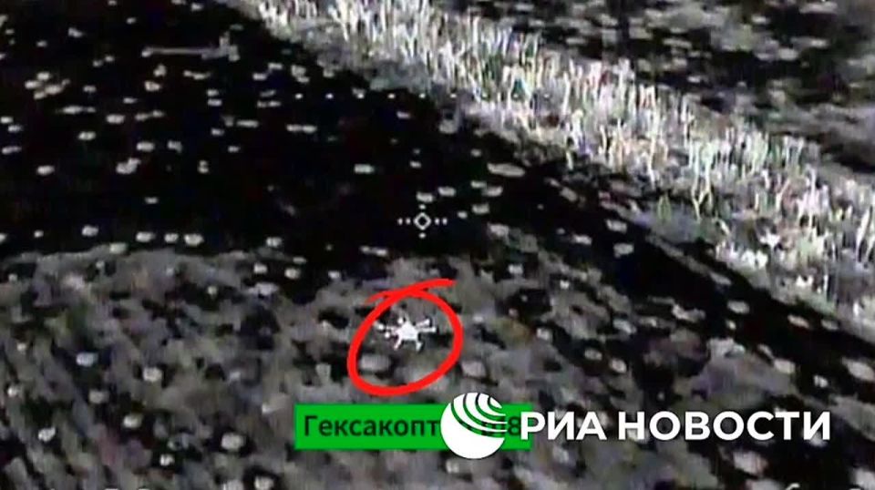 Российские военные с помощью дрона-перехватчика уничтожили гексакоптер ВСУ у Часова Яра, сообщили в Минобороны России и показали видео