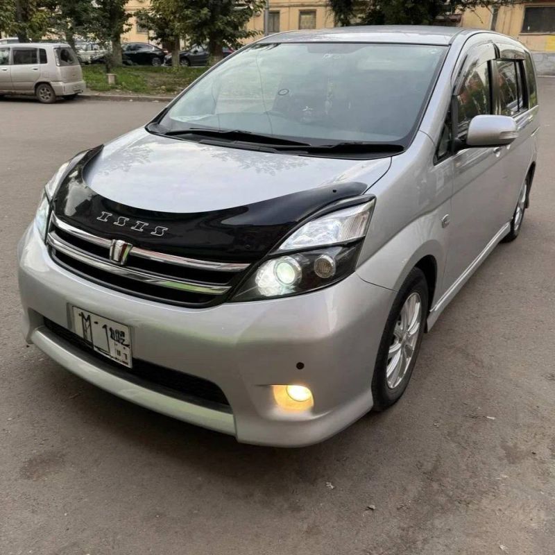 1 490 �.p. Toyota ISis, 2011 �.�