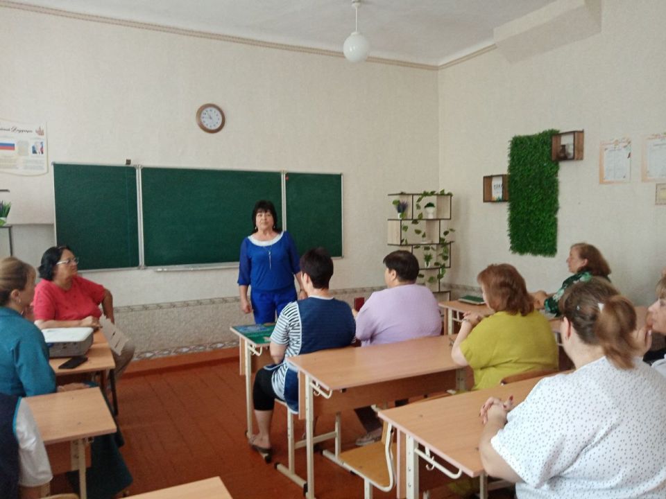 2 сентября депутат Старобешевского муниципального совета Светлана Матющенко провела встречу с трудовым коллективом ГБОУ "Комсомольская школа № 1 Старобешевского М.О."