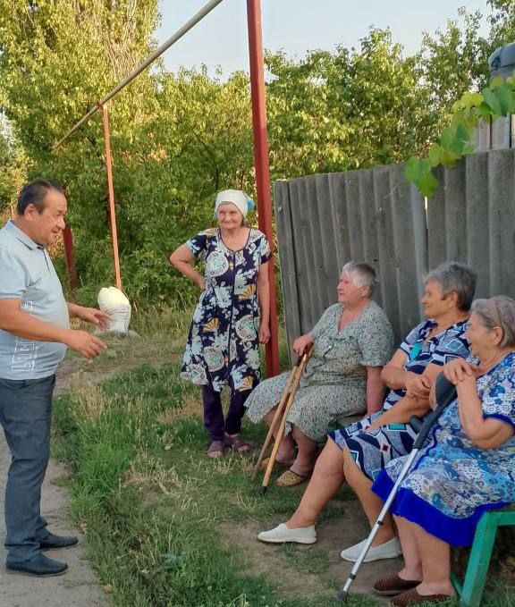 Заведующий Луганским территориальным сектором администрации городского округа Дебальцево, Бобораим Маматович, 2 сентября встретился с жителями села Красный Пахарь, чтобы обсудить насущные проблемы, с которыми сталкиваются...