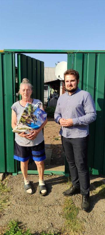 Роман Конев: 1 сентября 2025 года в рамках ежегодной всероссийской акции «Собери ребенка в школу», реализуемой ВПП «ЕДИНАЯ РОССИЯ», депутат Горловского городского совета Сергей Медведев посетил семью, где вручил канцелярские...