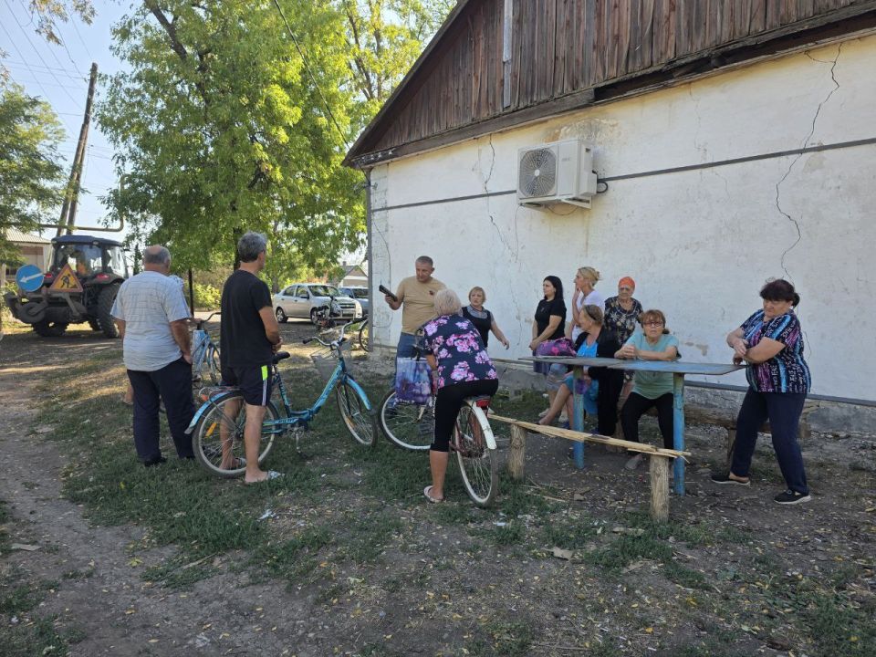 3 сентября начальник Коммунаровского территориального отдела Администрации Старобешевского муниципального округа Владимир Кистенюк провел встречу с жителями села Песчаное