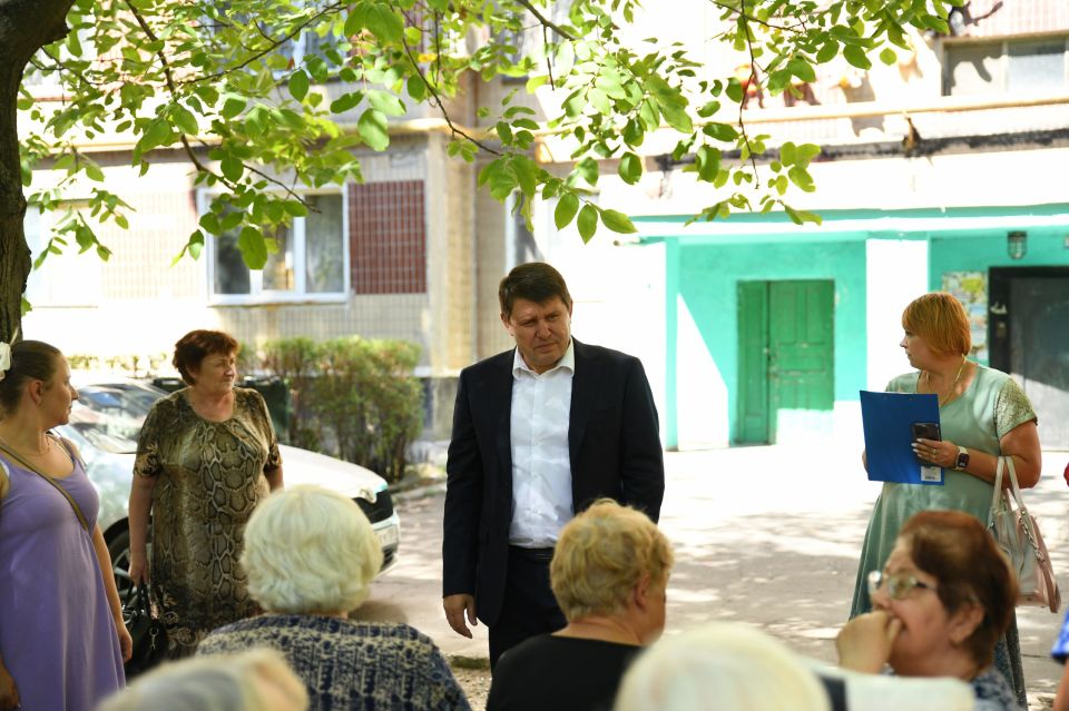 Владислав Ключаров: Ремонт детской площадки, несанкционированная свалка и подтопление подвала дома – с этими вопросами ко мне на встрече обратились жители микрорайона Зелёный