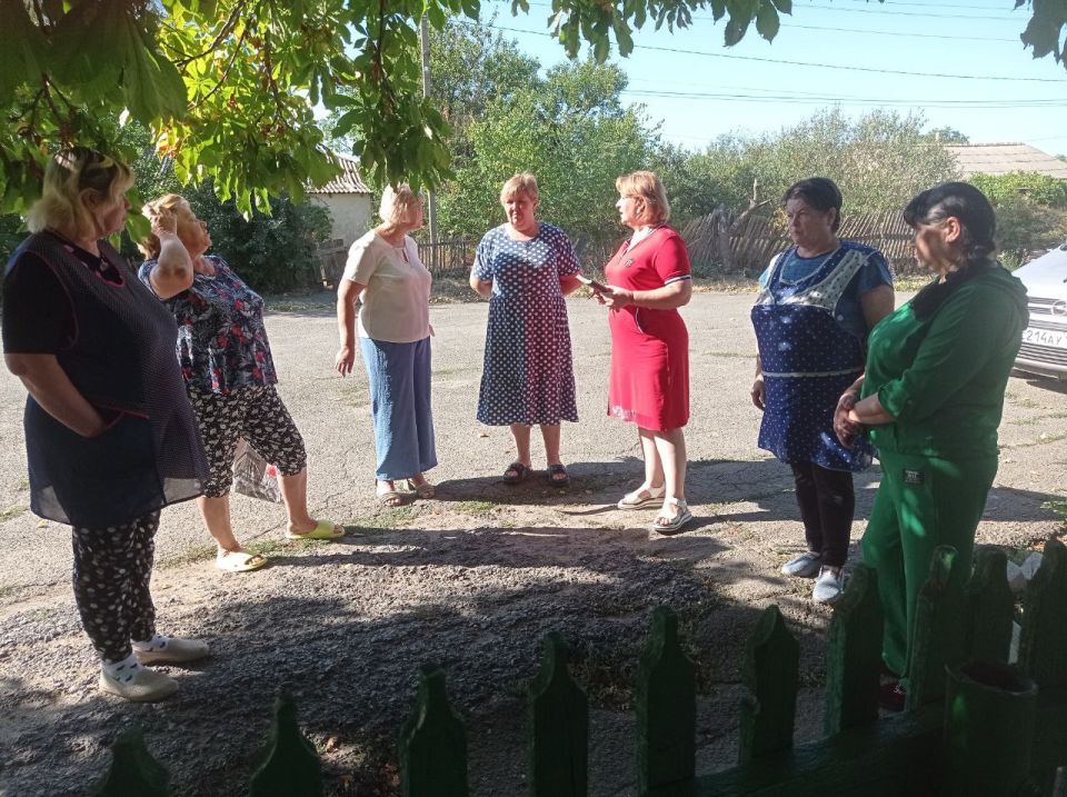 После встречи с жителями с. Благодатное Инна Науменко встретилась с населением пос