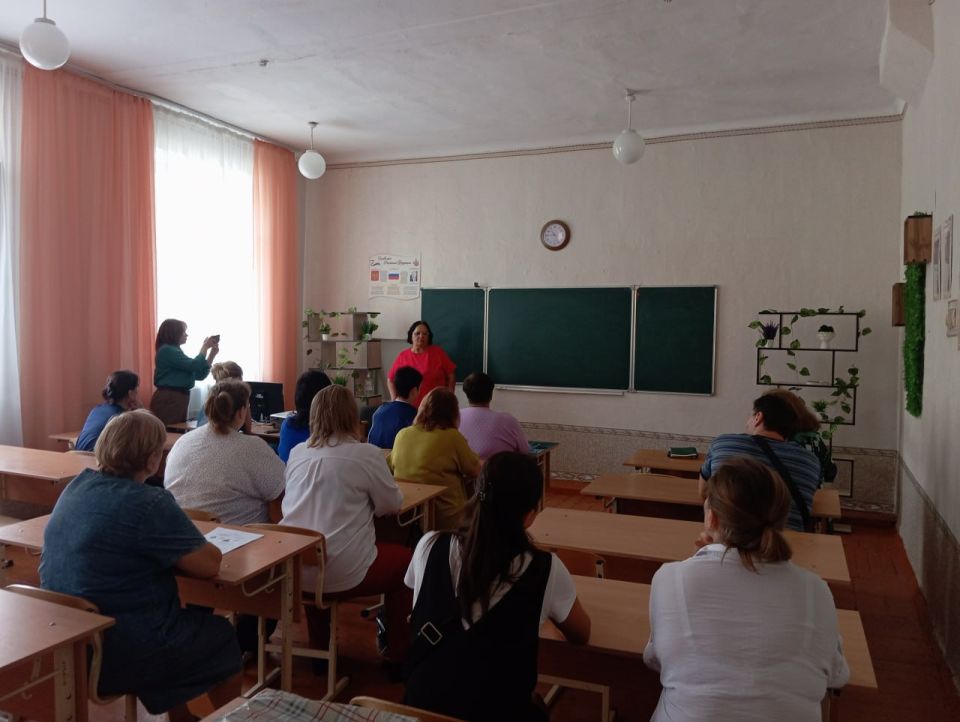 2 сентября начальник Комсомольского территориального управления Администрации Старобешевского муниципального округа Людмила Морщ провела встречу с трудовым коллективом ГБОУ «Комсомольская школа №1 Старобешевского м.о.»