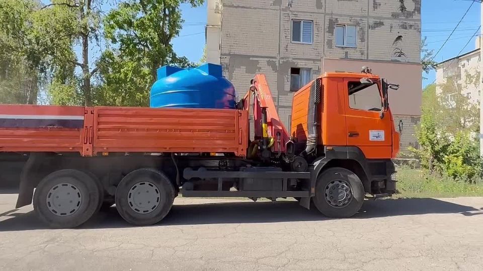 В городе Моспино продолжают осуществлять установку резервуаров для набора воды, с целью выполнения поставленной задачи Главой ДНР Денисом Пушилиным