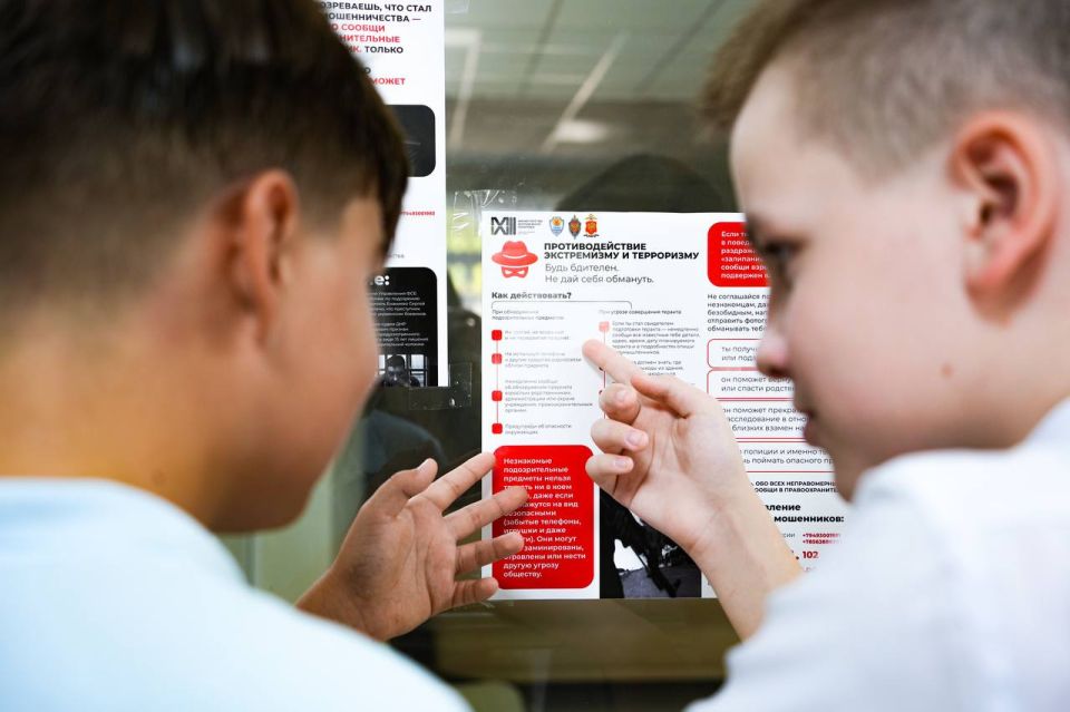 Кирилл Макаров: В абсолютно каждую школу Республики передаём информационные плакаты по противодействию экстремизму и терроризму, а также по вопросам финансовой грамотности и личной безопасности