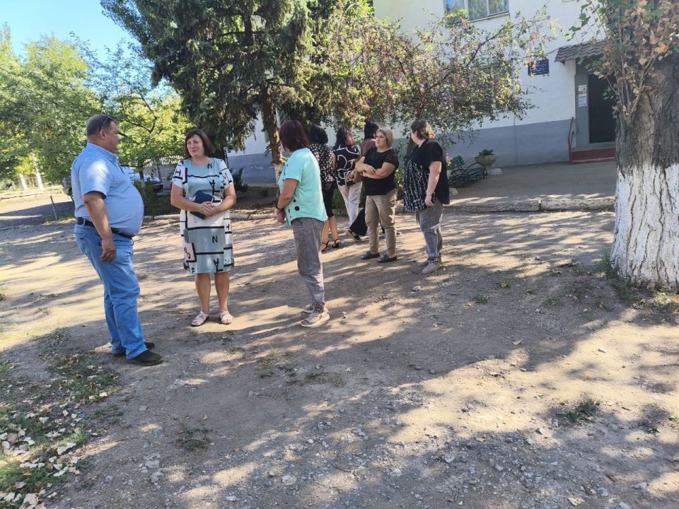 Игорь Мартынов: Встречи с населением. 3 сентября заместитель главы администрации муниципального образования городского округа Енакиево Владислав Пахомов провел выездные встречи с населением на подведомственной территории по...