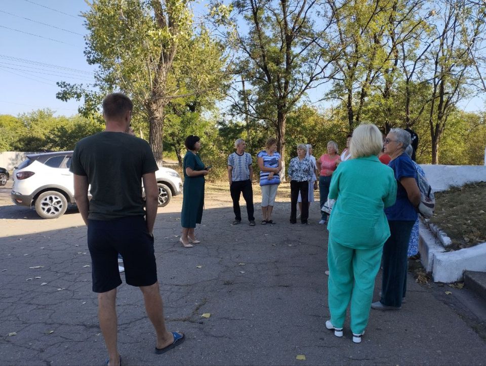 Встречи с населением. 3 сентября начальник управления по обеспечению деятельности территорий администрации городского округа Енакиево Татьяна Багно проведена встреча с жителями г. Юнокоммунаровска по ул. Армейская