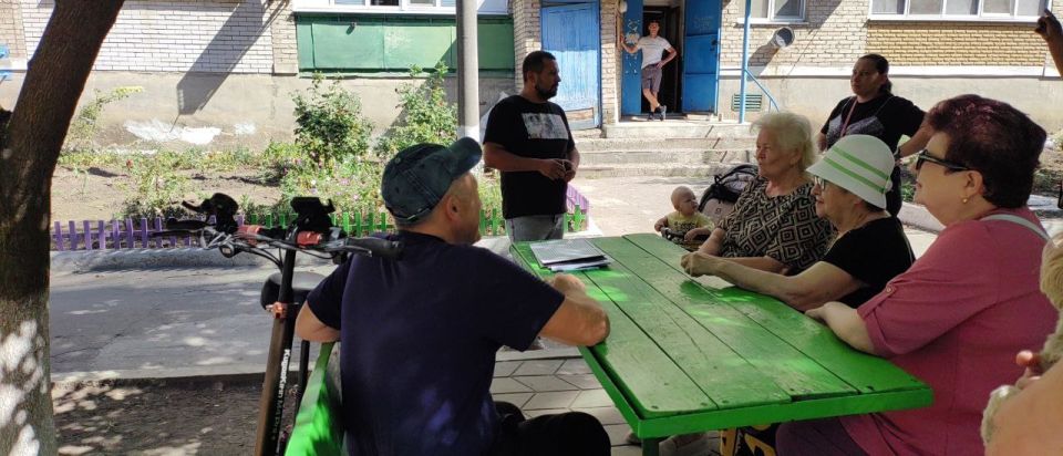 Председатель Общественного совета Александр Горянный провел встречу с жителями дома 43 по улице Краснодонцев города Амвросиевка