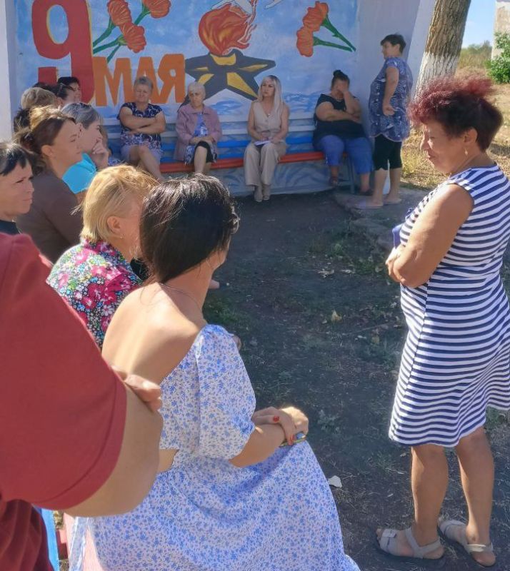 Управляющий делами главы администрации Амвросиевского муниципального округа Елена Фисенко встретилась с населением с. Петропавловка