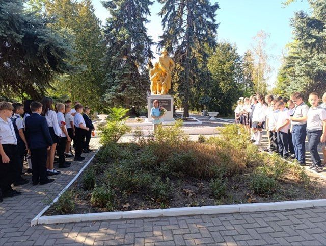 Школьники Ждановки почтили память погибших защитников Родины