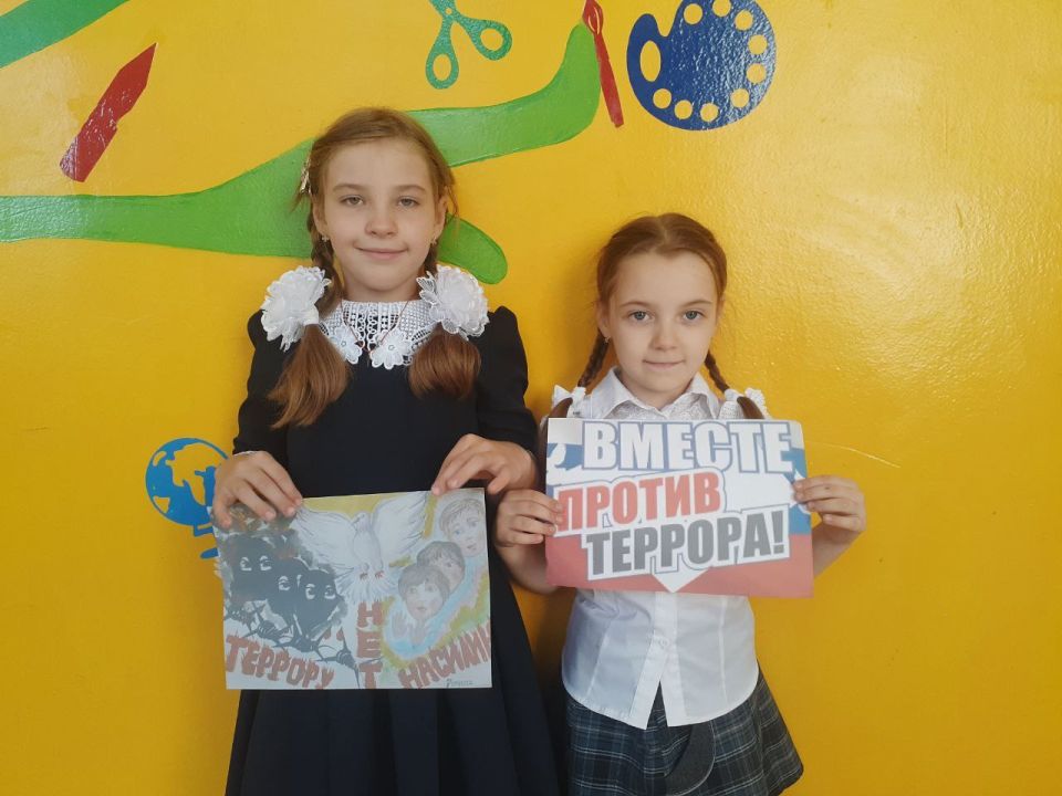 В школах Ждановки почтили память жертв терроризма и обсудили безопасность