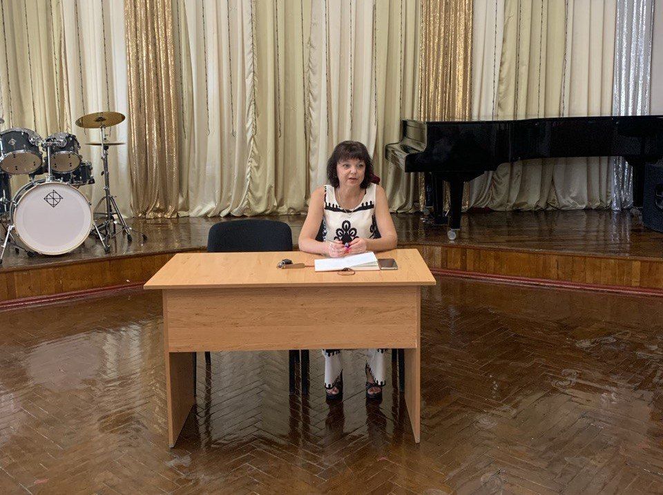 Заместитель главы администрации Амвросиевского округа Елена Крюкова встретилась с трудовым коллективом Амвросиевской школы искусств