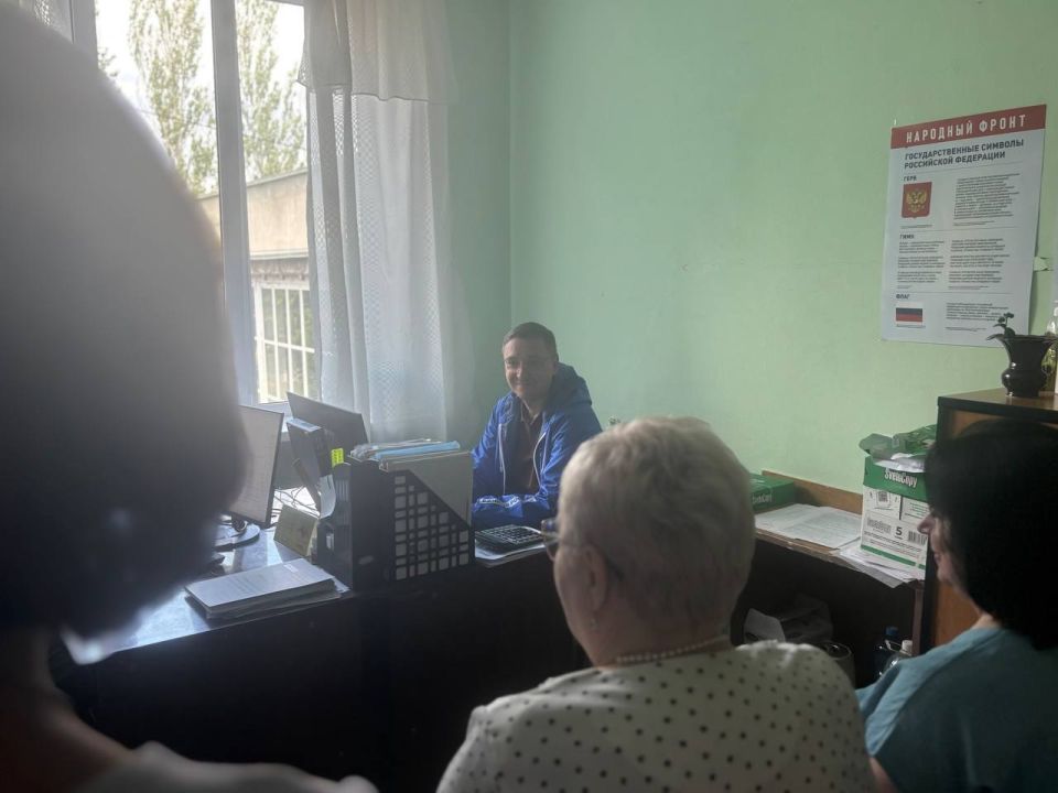 ВСТРЕЧИ С НАСЕЛЕНИЕМ. 4 сентября 2025 года депутаты Горловского городского совета от фракции «Единая Россия» - Роман Конев, София Потапова, Светлана Евсеенко, Олег Сладкевич, Алексей Костин, Евгений Прокопович, Максим...