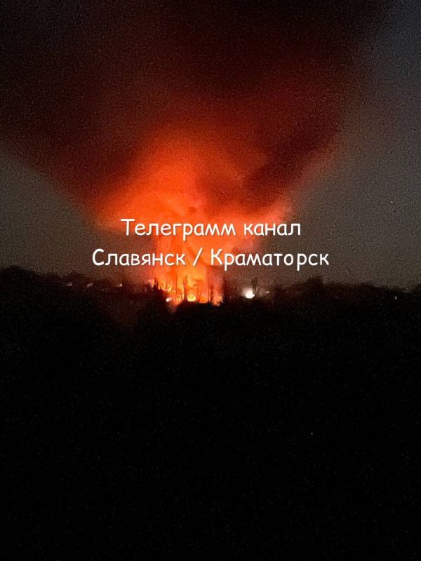 Ночной пожар в Славянске после прилетов