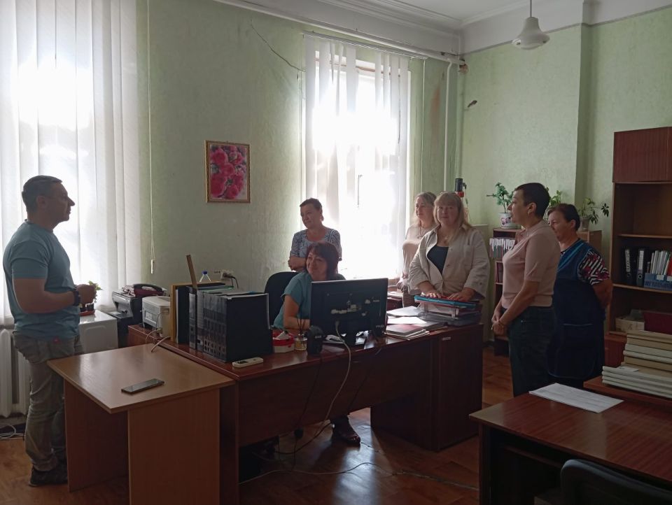 4 сентября лидер общественного мнения Администрации Старобешевского муниципального округа Хохлов Виталий провел встречу с трудовым коллективом в Комсомольском территориальном управлении