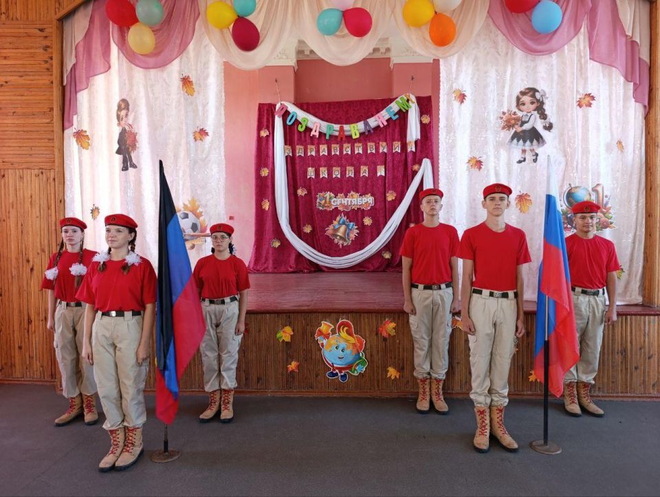 1 сентября в Амвросиевской школе №4 прошла торжественная линейка, посвященная Дню знаний