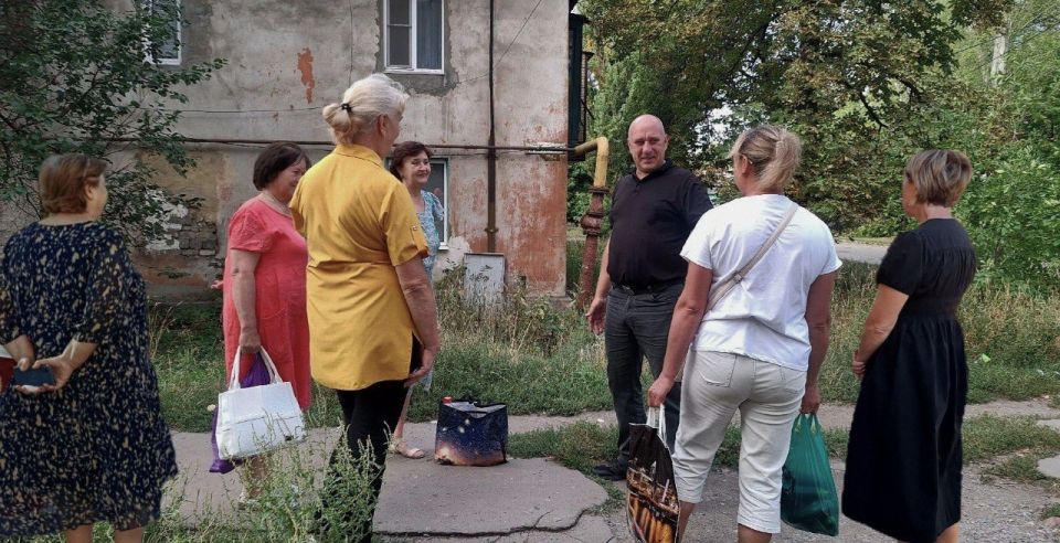 4 сентября первый заместитель руководителя Управы Советского внутригородского района Администрации городского округа Макеевка Сергей Савельев провел встречу с населением возле дома 1 по улице Зеленая