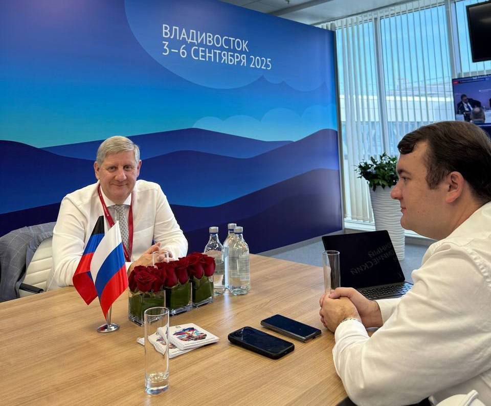 Делегация ДНР во глава с врио Председателя Правительства республики Андреем Чертковым продолжает работу на Восточном экономическом форуме во Владивостоке
