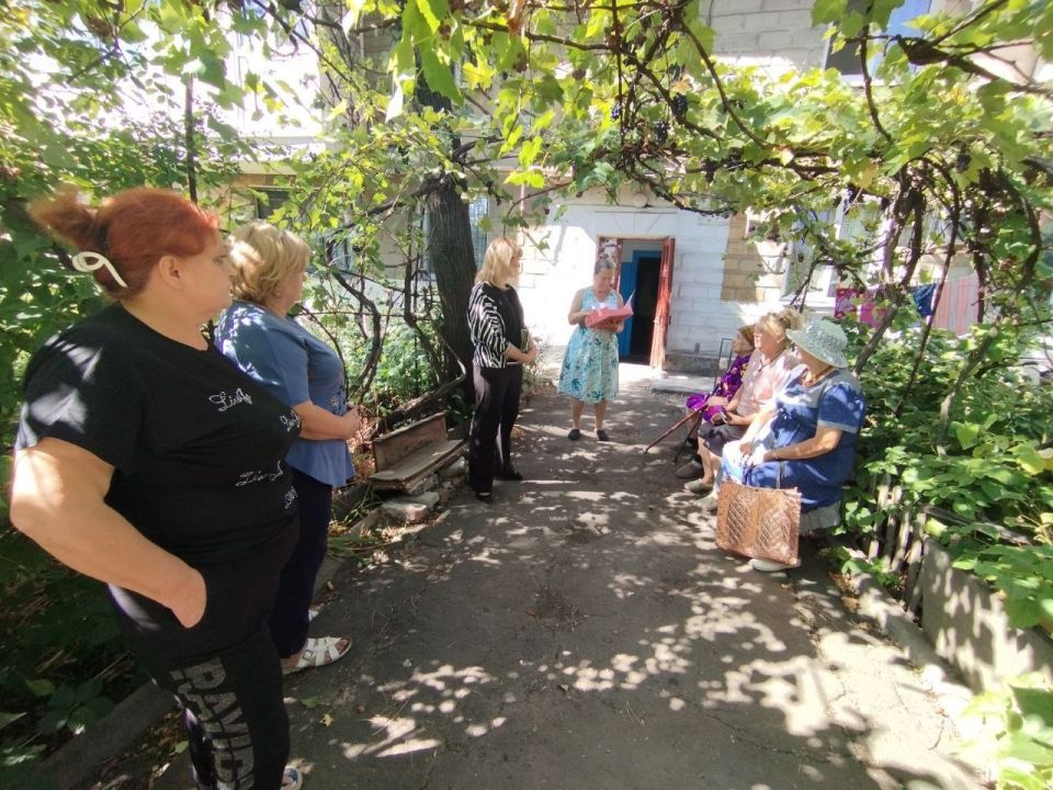 5 сентября заместитель руководителя Управы Червоногвардейского внутригородского района Татьяна Задорожная провела встречу с жителями жилого массива Дзержинского возле дома № 13 по улице Державина