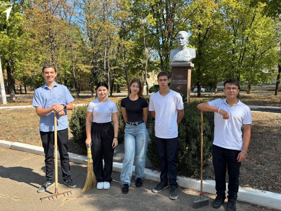 Вклад в сохранение памяти. Первые Школы №4 провели субботник у памятника Лихолетова