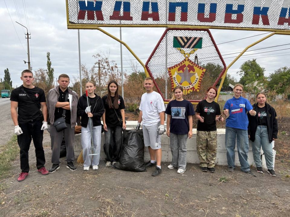 Молодёжь Ждановки приняла участие в благоустройстве въездной группы города