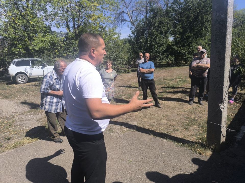 Во исполнения Главы Донецкой Народной Республики Дениса Владимировича Пушилина заместитель главы городского округа Дебальцево Валерий Бессараб провёл встречу с жителями посёлка