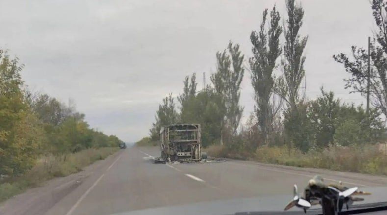 Украинские СМИ размещают фотографии, на которых можно увидеть технику ВСУ, поражённую российскими FPV-дронами на трассе Изюм-Славянск