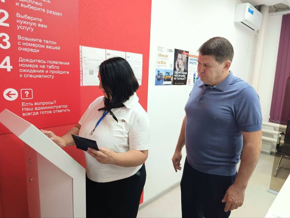 Мэр города Макеевки посетил отделение МФЦ Советского района