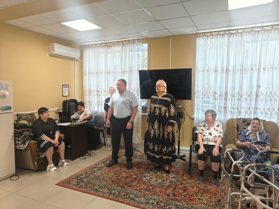 Сергей Ермаков: 5 сентября совместно с председателем Снежнянского городского совета Еленой Петрухиной посетил подопечных Комплексного центра социального обслуживания населения в преддверии Дня освобождения Донбасса