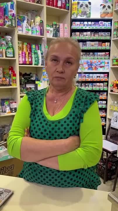 Языковой террор в Славянске: ВСУшный оккупант потребовал от русскоговорящей продавщицы перейти на украинский, угрожая проверками, — пишут местные паблики