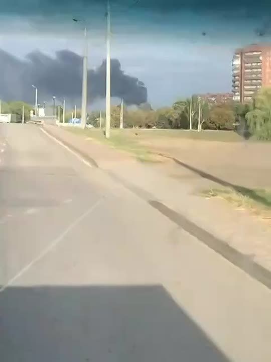 В оккупированном ВСУ Славянске продолжается пожар, который видно со всех концов города