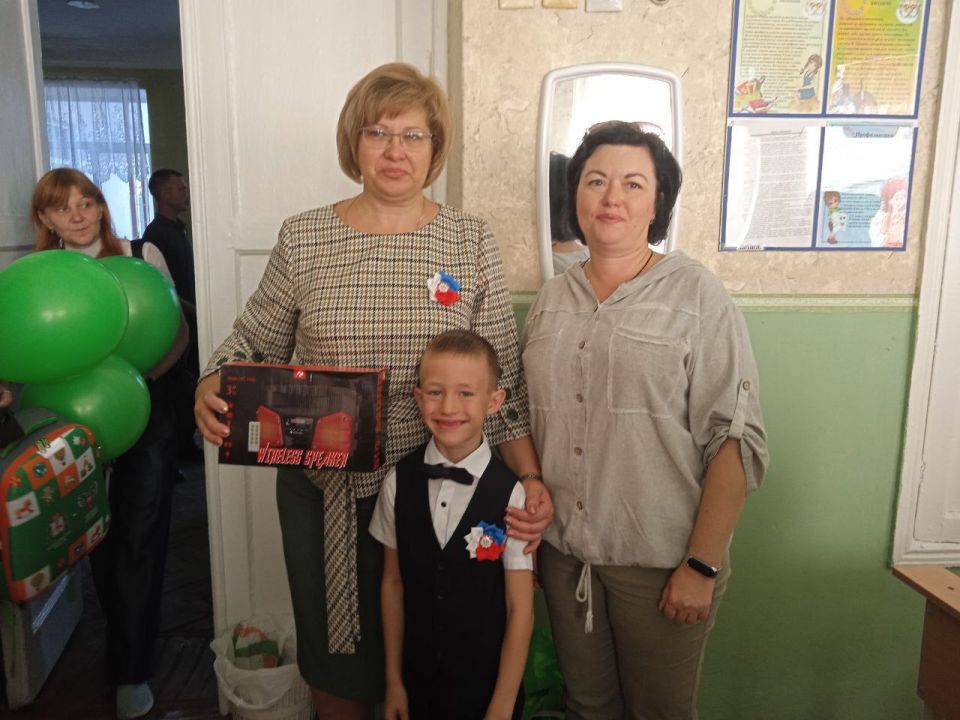 Заместитель главы Администрации муниципального образования городской округ Харцызск, Председатель Совета женщин Харцызска Виктория Рогожина поздравила детей с 1...