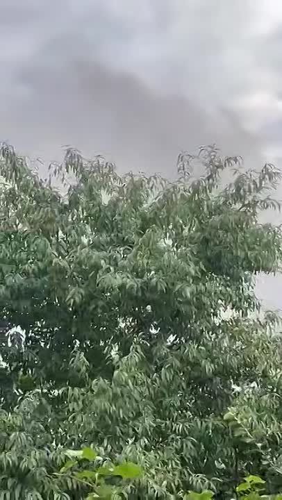 «Сильный прилёт в районе Славянска. В городе виден столб дыма и слышна детонация. Местная железная дорога сообщает об ударе по объекту железнодорожной инфраструктуры в районе Славянска»