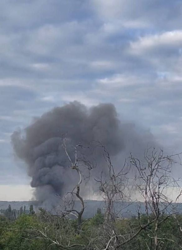 Юрий Котенок: В Славянске продолжается пожар на складе боеприпасов, по которому прилетело сегодня утром