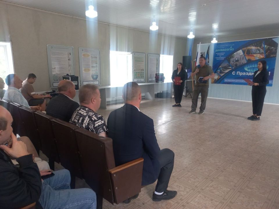 Глава Амвросиевского муниципального округа Игорь Лызов поздравил коллектив Амвросиевского управления по газификации и газоснабжению с Днём работников нефтяной и газовой промышленности